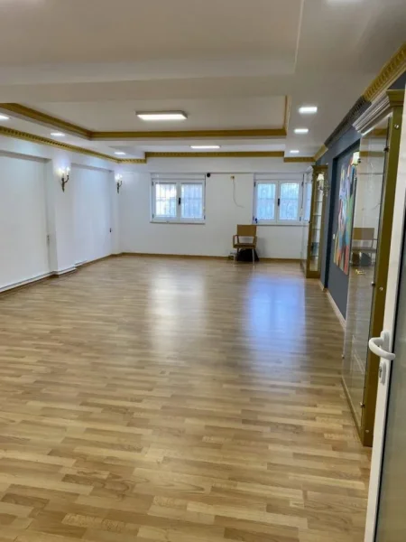 Tirane, jepet me qera ambjent biznesi Kati 0, 120 m² 1.400 € (Ded Gjo Luli)