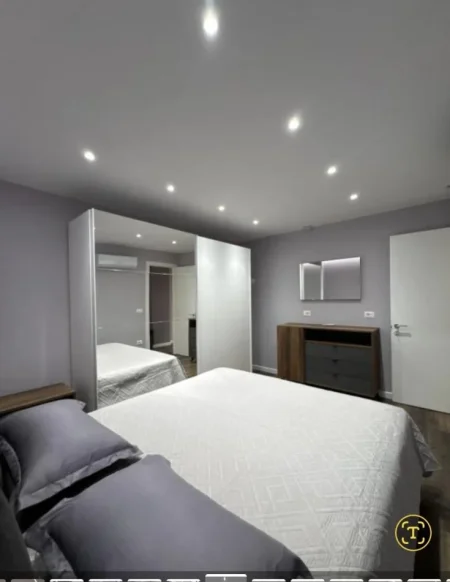 Tirane, jepet me qera apartament 1+1+Ballkon Kati 2, 70 m² 700 € (Stacioni i Trenit)