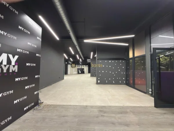 Tirane, jepet me qera ambjent biznesi Kati 0, 200 m² 3.250 € (Rruga e Barrikadave)