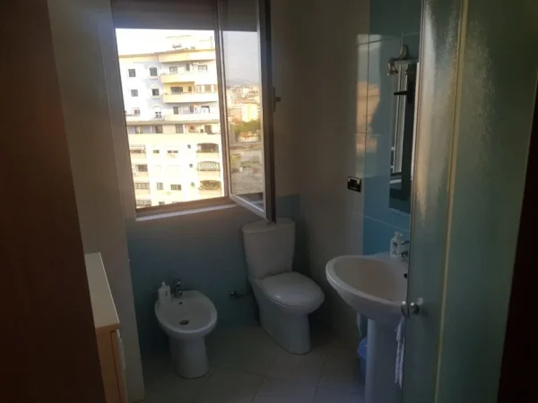 Tirane, jepet me qera apartament 1+1+Ballkon Kati 7, 60 m² 800 € (Pazari i Ri, Tirane)