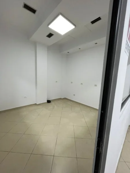 Tirane, jepet me qera dyqan Kati 3, 165 m² 2.000 € (Rruga e Kavajes)