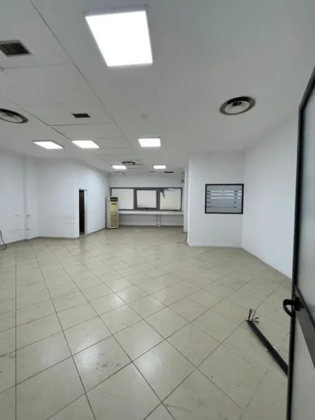 Tirane, jepet me qera dyqan Kati 3, 165 m² 2.000 € (Rruga e Kavajes)