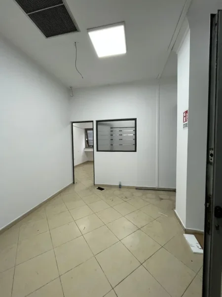 Tirane, jepet me qera dyqan Kati 3, 165 m² 2.000 € (Rruga e Kavajes)