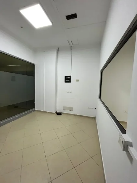 Tirane, jepet me qera dyqan Kati 3, 165 m² 2.000 € (Rruga e Kavajes)