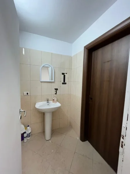 Tirane, jepet me qera dyqan Kati 3, 165 m² 2.000 € (Rruga e Kavajes)