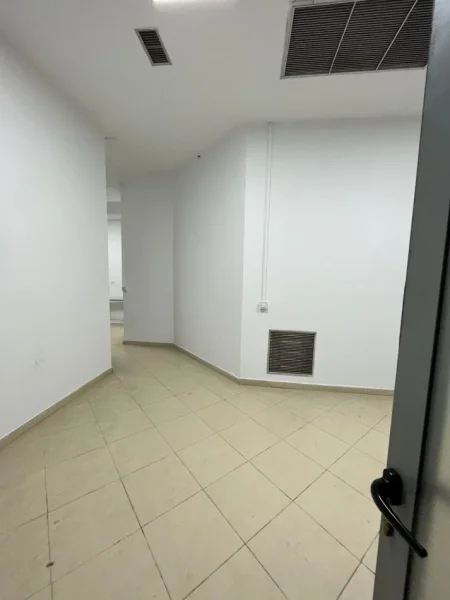 Tirane, jepet me qera dyqan Kati 3, 165 m² 2.000 € (Rruga e Kavajes)