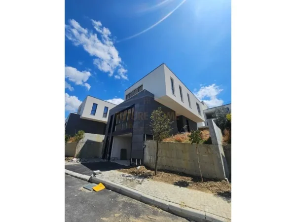 Tirane, shitet Vile 2 Katshe , 258 m² 600.000 € (Liqeni i Farkes)