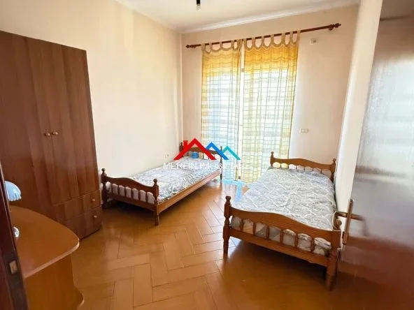 Tirane, jepet me qera Vile 3+1+Ballkon Kati 2, 365 m² 900 € (RRUGA ANDREA SKANJETI,KTHESA E KAMZES.)