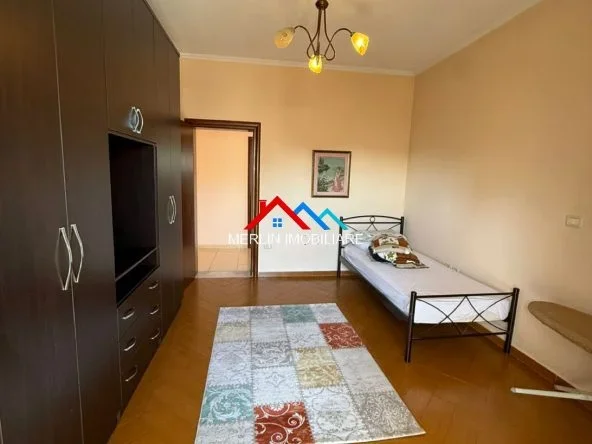 Tirane, jepet me qera Vile 3+1+Ballkon Kati 2, 365 m² 900 € (RRUGA ANDREA SKANJETI,KTHESA E KAMZES.)