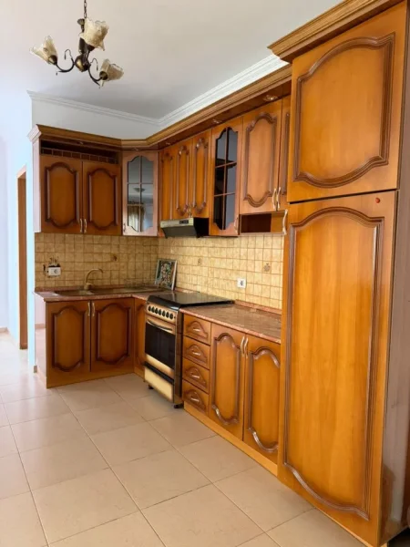 Tirane, jepet me qera apartament 2+1 Kati 2, 650 € (Tek Observatori)