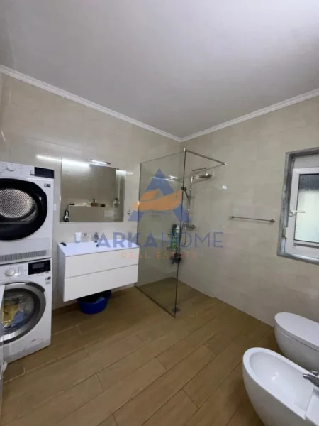Tirane, shitet apartament 2+1+Ballkon , 136 m² 650.000 € 