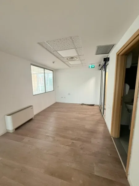 Tirane, jepet me qera zyre Kati 6, 305 m² 9.150 € (Galeria ETC)