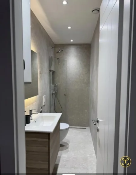 Tirane, jepet me qera apartament 1+1 Kati 1, 80 m² 700 € (Stacioni i Trenit)