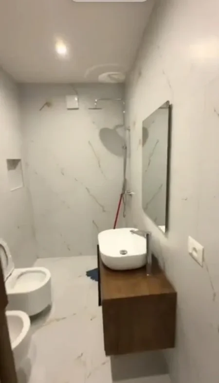 Tirane, jepet me qera apartament 2+1 Kati 1, 900 m² 900 € (Xhamllik)