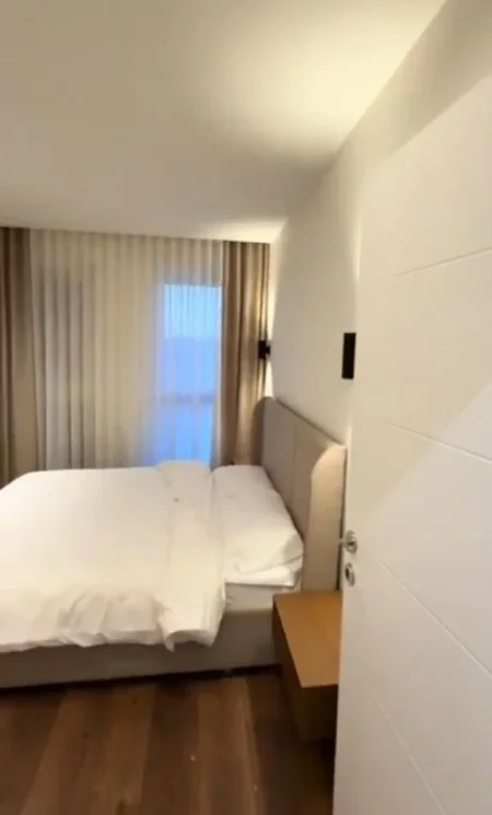 Tirane, jepet me qera apartament 2+1 Kati 1, 900 m² 900 € (Xhamllik)