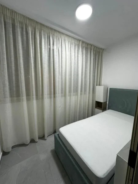 Tirane, jepet me qera apartament duplex 2+1+Ballkon Kati 1, 95 m² 700 € (Pranë Stacionit të Trenit)