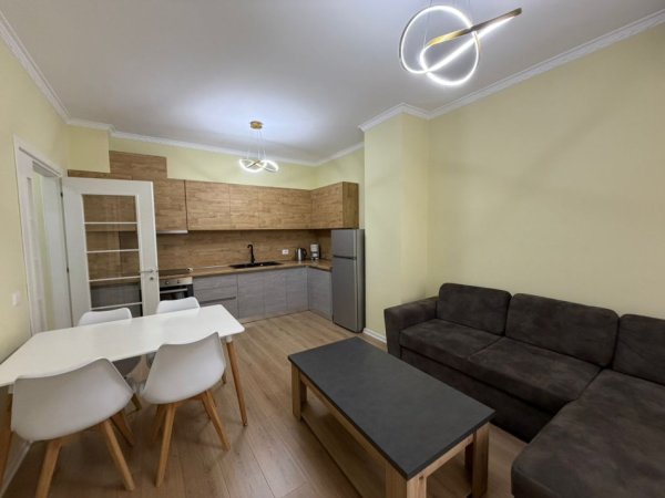 Tirane, jepet me qera apartament 2+1+Ballkon Kati 4, 95 m² 570 € (GRAND GALLERY)