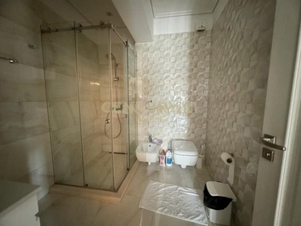 Tirane, jepet me qera apartament 2+1+Aneks+Ballkon Kati 4, 120 m² 1.500 € (Liqeni thate)