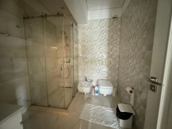 Tirane, jepet me qera apartament 2+1+Aneks+Ballkon Kati 4, 120 m² 1.500 € (Liqeni thate)