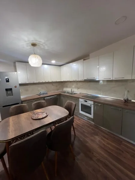 Tirane, jepet me qera apartament 3+1+Aneks+Ballkon Kati 5, 600 € (Mozaiku I Tiranes)