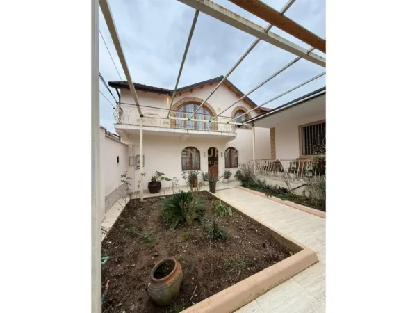Tirane, jepet me qera Vile 2 Katshe Kati 2, 160 m² 1.500 € (Xhamlliku)