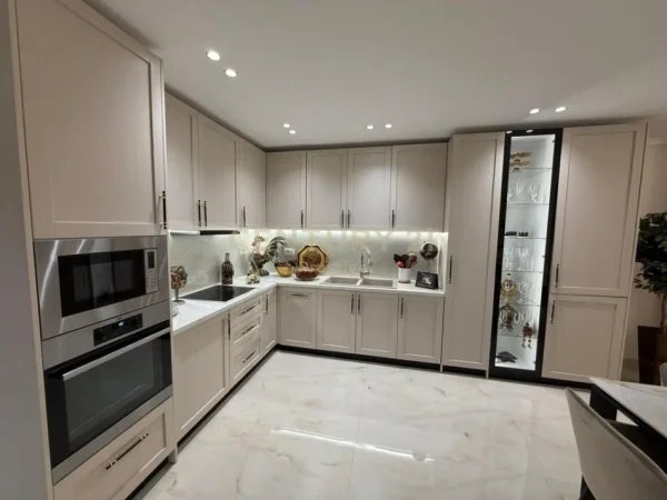 Tirane, jepet me qera Vile 2 Katshe Kati 2, 160 m² 1.500 € (Xhamlliku)