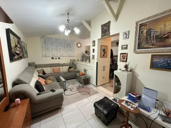 Tirane, shitet apartament 2+1 Kati 1, 75 m² 155.000 € (Xhamllik)