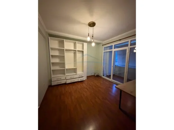 Tirane, jepet me qera apartament 2+1 Kati 9, 105 m² 800 € (Bllok)
