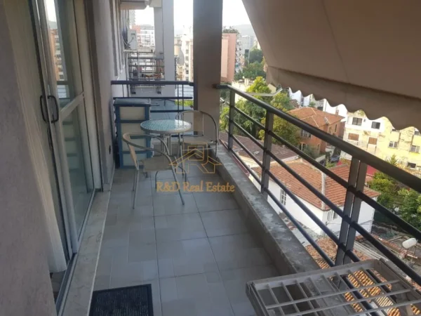 Tirane, jepet me qera apartament 1+1+Ballkon Kati 7, 60 m² 800 € (Pazari I Ri)