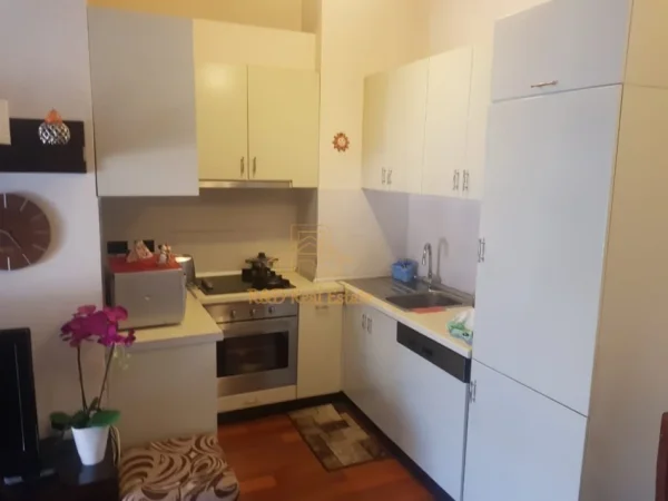 Tirane, jepet me qera apartament 1+1+Ballkon Kati 7, 60 m² 800 € (Pazari I Ri)