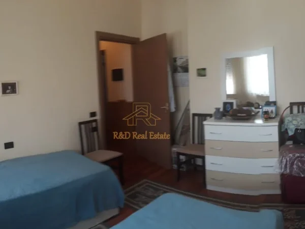 Tirane, jepet me qera apartament 1+1+Ballkon Kati 7, 60 m² 800 € (Pazari I Ri)