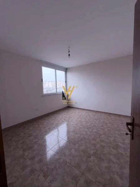 Tirane, jepet me qera ambjent biznesi Kati 5, 78 m² 500 € (ISH EKSPOZITA SOT)