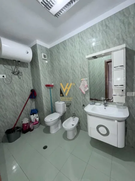 Tirane, jepet me qera ambjent biznesi Kati 5, 78 m² 500 € (ISH EKSPOZITA SOT)