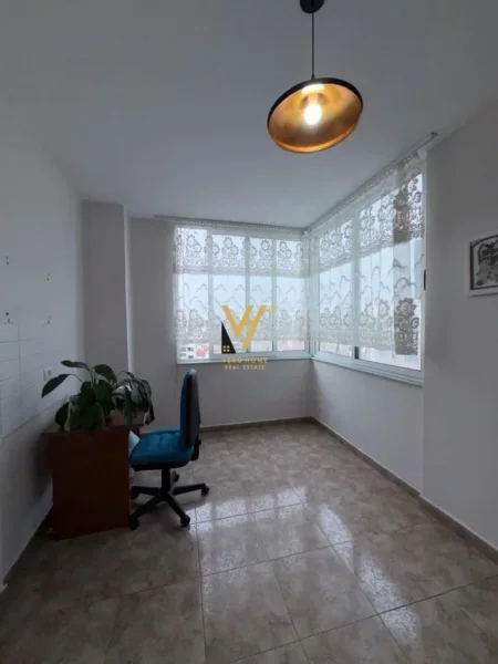 Tirane, jepet me qera ambjent biznesi Kati 5, 78 m² 500 € (ISH EKSPOZITA SOT)