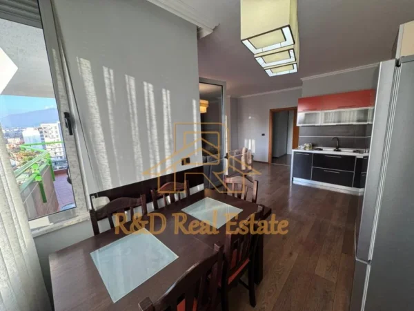 Tirane, jepet me qera apartament 2+1+Ballkon Kati 8, 105 m² 830 € (Kompleksi Halili)