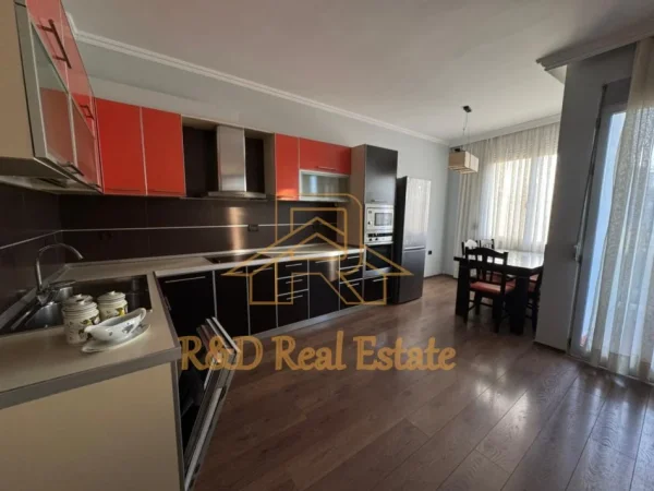 Tirane, jepet me qera apartament 2+1+Ballkon Kati 8, 105 m² 830 € (Kompleksi Halili)