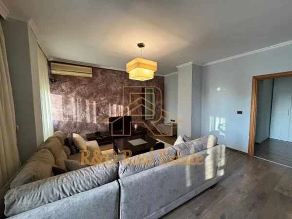 Tirane, jepet me qera apartament 2+1+Ballkon Kati 8, 105 m² 830 € (Kompleksi Halili)