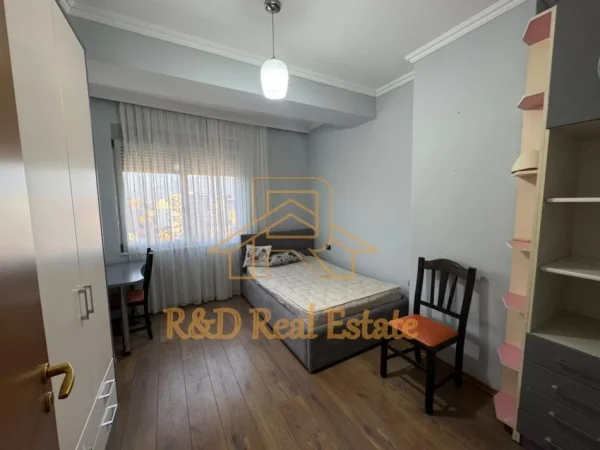 Tirane, jepet me qera apartament 2+1+Ballkon Kati 8, 105 m² 830 € (Kompleksi Halili)