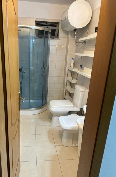 Tirane, jepet me qera apartament 2+1+Ballkon Kati 2, 70 m² 500 € (Rr.Ali Baushi/Prane Pediatris)