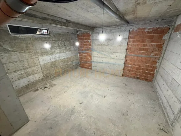 Tirane, jepet me qera ambjent biznesi Kati 0, 220 m² 2200 € (Misto Mame)