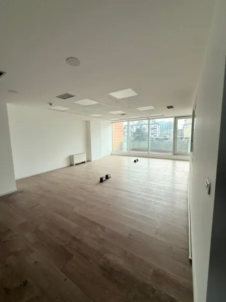 Tirane, jepet me qera zyre Kati 6, 9.150 € 