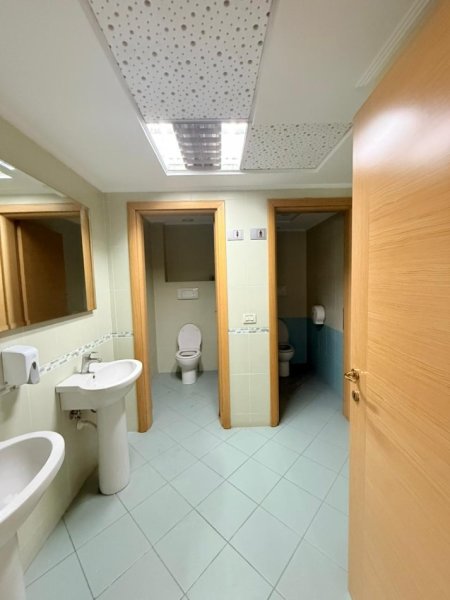 Tirane, jepet me qera zyre Kati 6, 9.150 € 