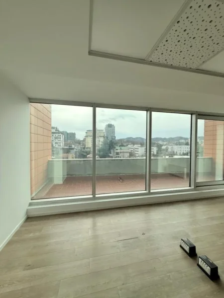 Tirane, jepet me qera zyre Kati 6, 9.150 € 