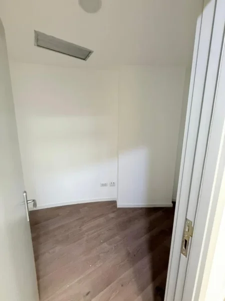 Tirane, jepet me qera zyre Kati 6, 9.150 € 