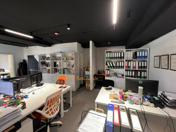 Tirane, jepet me qera zyre Kati 1, 72 m² 1.100 € (Pazari I ri)