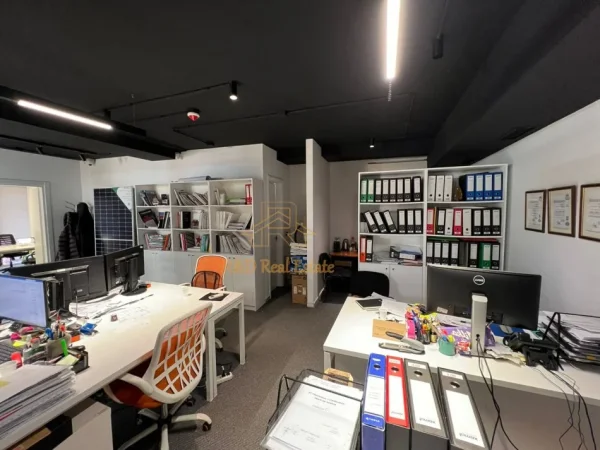 Tirane, jepet me qera zyre Kati 1, 72 m² 1.100 € (Pazari I ri)