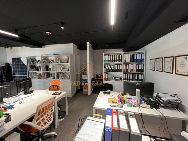Tirane, jepet me qera zyre Kati 1, 72 m² 1.100 € (Pazari I ri)