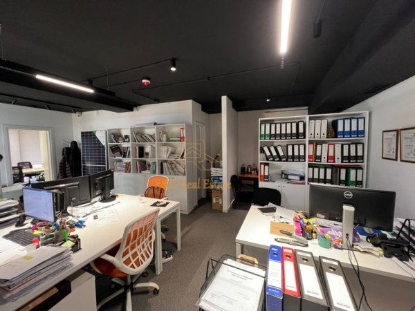 Tirane, jepet me qera zyre Kati 1, 72 m² 1.100 € (Pazari I ri)
