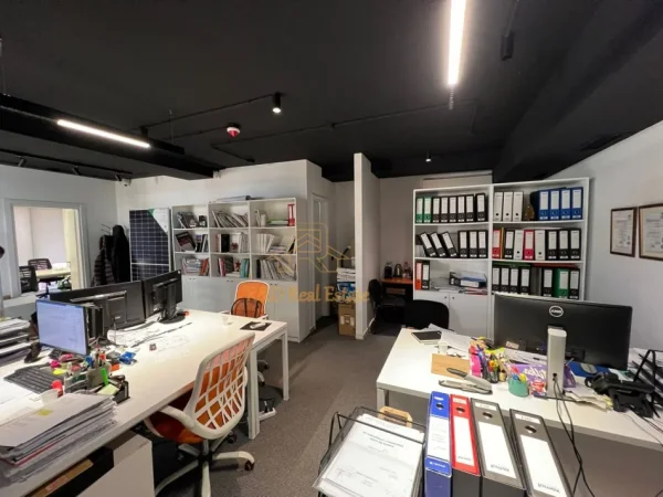 Tirane, jepet me qera zyre Kati 1, 72 m² 1.100 € (Pazari I ri)