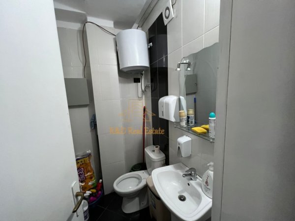 Tirane, jepet me qera zyre Kati 1, 72 m² 1.100 € (Pazari I ri)
